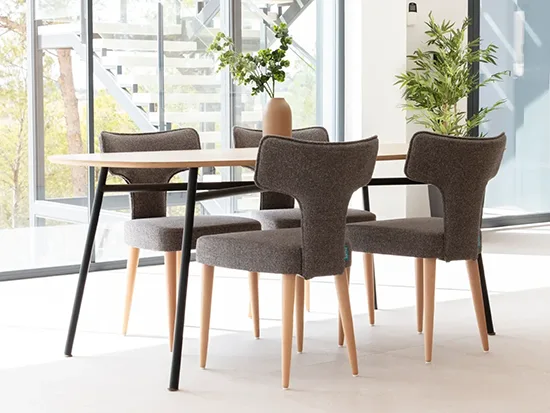 Chaise en tissu Fama Mili et Lalo, présentée autour d’une table de salle à manger – Meubles Bouchiquet à Bergues (59)