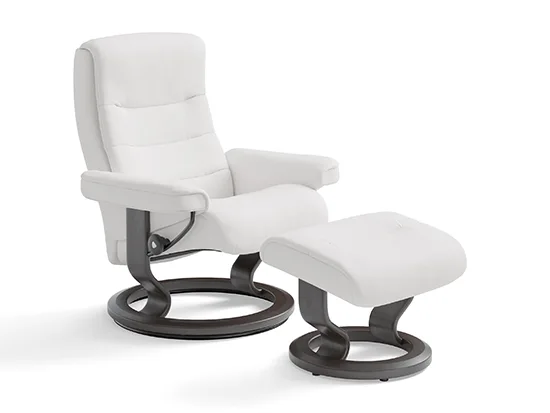 Fauteuil relax Stressless Nordic en cuir blanc avec repose-pieds, vue de trois quarts – Meubles Bouchiquet à Bergues (59)