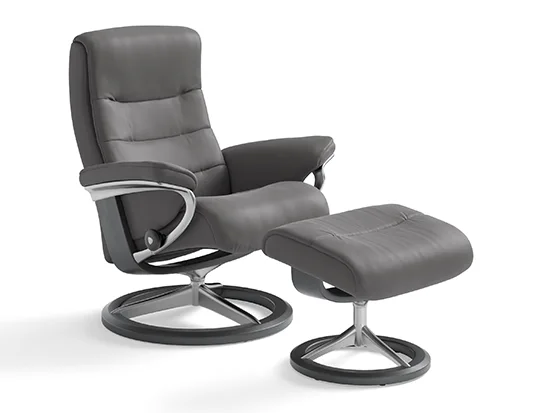Fauteuil relax Stressless Nordic en cuir noir avec repose-pieds, vue de trois quarts – Meubles Bouchiquet à Bergues (59)