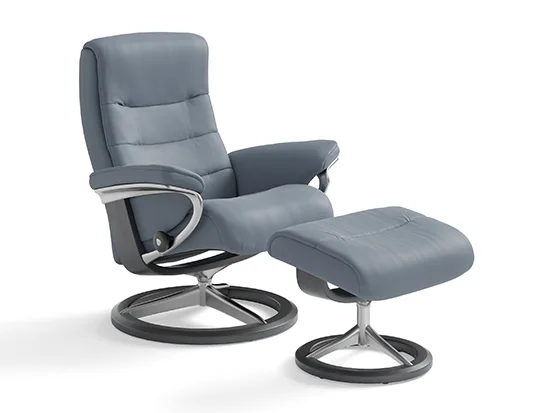 Fauteuil relax Stressless Nordic en cuir gris clair avec repose-pieds, vue de trois quarts – Meubles Bouchiquet à Bergues (59)