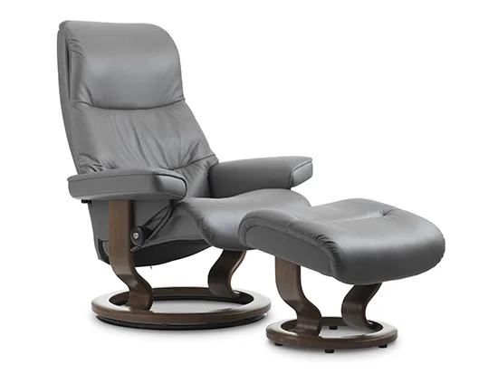 Fauteuil relax Stressless View en cuir gris avec repose-pieds, vue de trois quarts – Meubles Bouchiquet à Bergues (59)