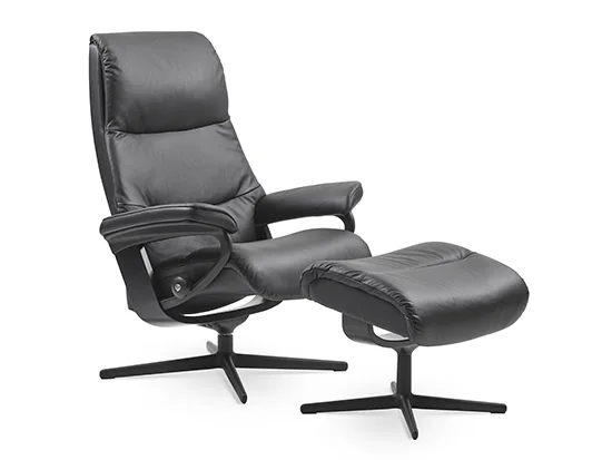 Fauteuil relax Stressless View en cuir noir avec repose-pieds, vue de trois quarts – Meubles Bouchiquet à Bergues (59)