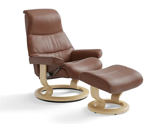Fauteuil relax Stressless View en cuir cognac avec repose-pieds, vue de trois quarts – Meubles Bouchiquet à Bergues (59)