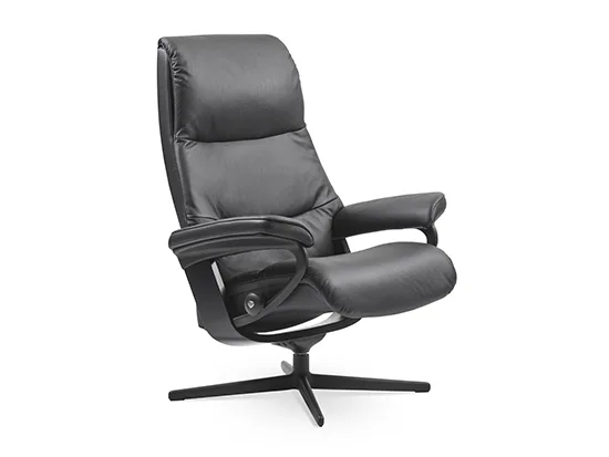 Fauteuil relax Stressless View en cuir noir, vue de face – Meubles Bouchiquet à Bergues