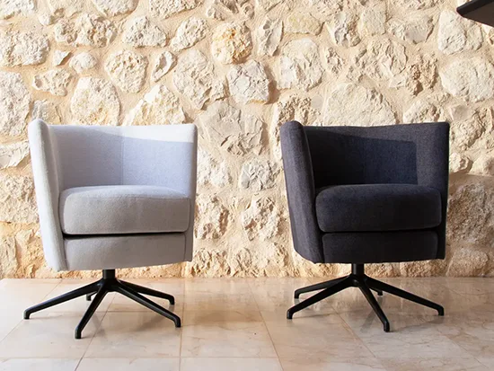 Fauteuil pivotant Fama Peque en tissu, présenté avec un fauteuil assorti – Meubles Bouchiquet à Bergues (59)