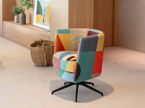 Fauteuil pivotant Fama Peque en tissu multicolore, vue de trois quarts – Meubles Bouchiquet à Bergues (59)