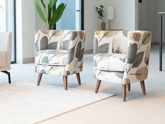 Fauteuil fixe Fama Peque en tissu imprimé, présenté par deux dans un salon – Meubles Bouchiquet à Bergues (59)