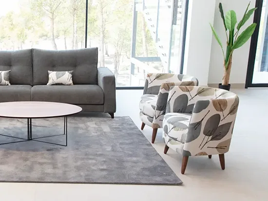 Fauteuil fixe Fama Peque en tissu à motifs, présenté dans un salon contemporain – Meubles Bouchiquet à Bergues (59)