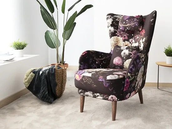 Fauteuil en tissu Fama Kylian à motif floral, mis en scène dans un salon – Meubles Bouchiquet à Bergues (59)