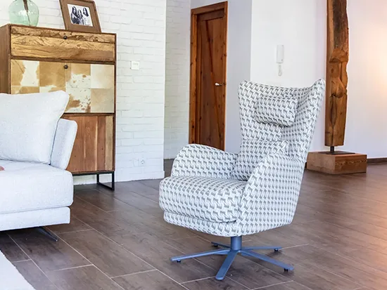 Fauteuil en tissu Fama Kylian en tissu clair, présenté dans un intérieur contemporain – Meubles Bouchiquet à Bergues (59)