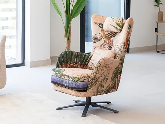 Fauteuil en tissu Fama Kylian à motif naturel, présenté seul dans un intérieur – Meubles Bouchiquet à Bergues (59)