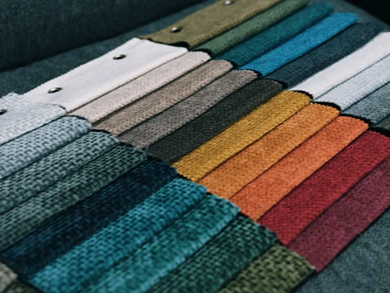 Échantillons de coloris disponibles pour le canapé convertible gris foncé White aux Meubles Bouchiquet à Bergues (59)