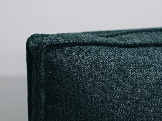 Détail de la têtière du canapé convertible gris foncé White