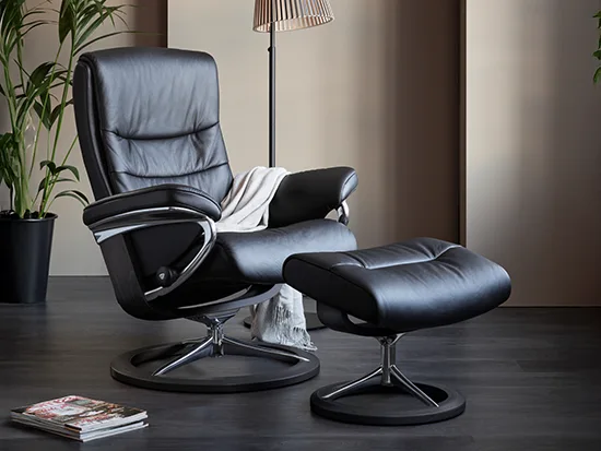 Fauteuil relax Stressless Nordic en cuir noir présenté dans un salon – Meubles Bouchiquet à Bergues (59)
