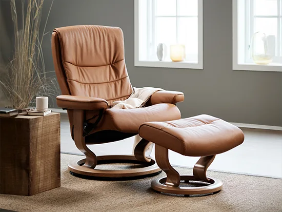 Fauteuil relax Stressless Nordic en cuir cognac présenté dans un salon – Meubles Bouchiquet à Bergues (59)