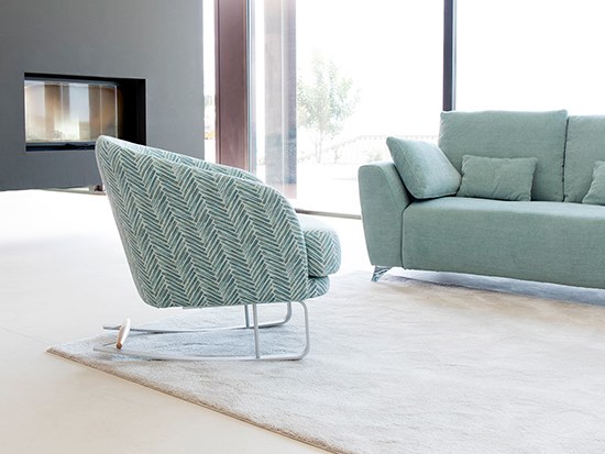 Fauteuil bascule contemporain tissu personnalisable Fama Komba