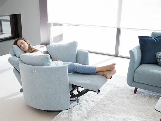 Fauteuil relax tissu bleu clair Cocooning Fama Moonrise
