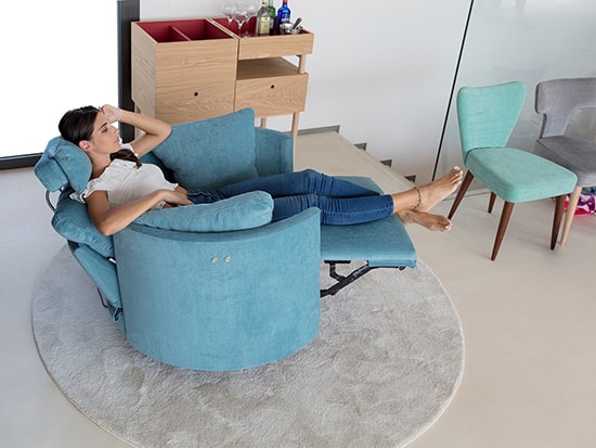 Fauteuil relax tissu bleu cocooning Fama Moonrise
