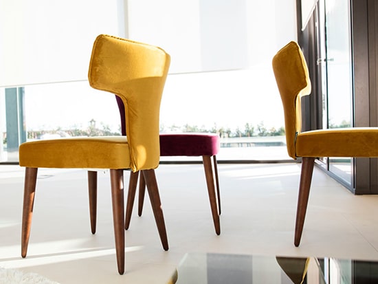 Chaise design contemporain en tissu velours Fama Mili
