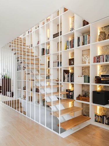 Bibliothèque dans escalier Meubles Bouchiquet