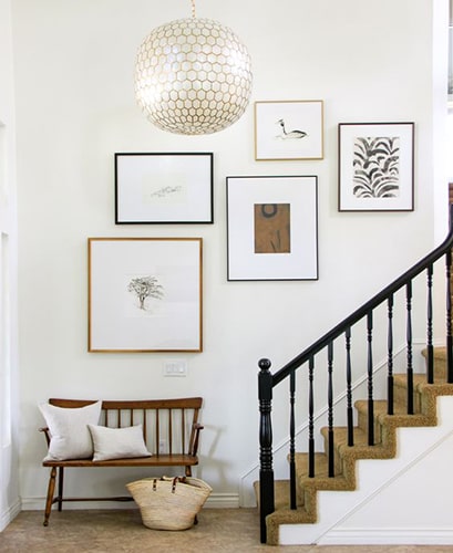 Décorer l'escalier avec des cadres déco Meubles Bouchiquet