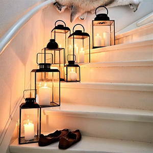 Décorer l'escalier avec photophores Meubles Bouchiquet