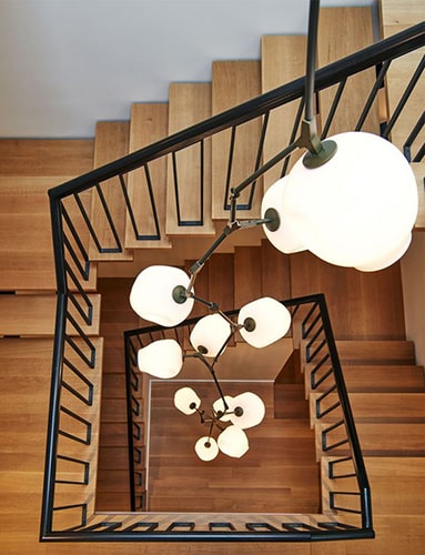 Décorer l'escalier avec un lustre Meubles Bouchiquet