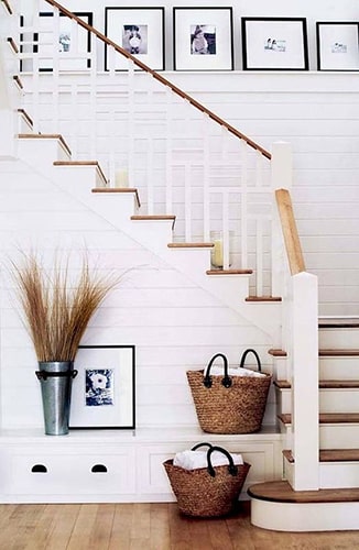 Décorer son escalier avec des cadres déco Meubles Bouchiquet