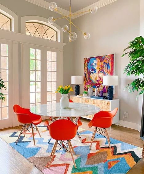 Salle à manger avec chaise design orange Meubles Bouchiquet