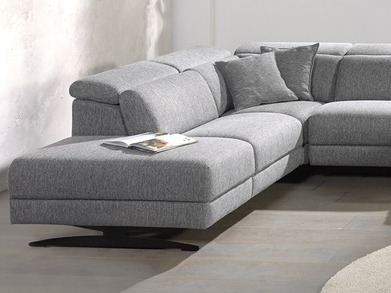 Canapé angle design relax tissu gris avec têtières réglables - Meubles Bouchiquet