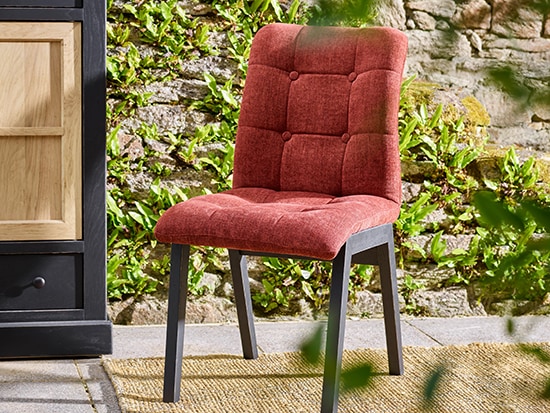 Chaise en tissu terracota captionnée style campagne chic Odyssée magasin Meubles Bouchiquet