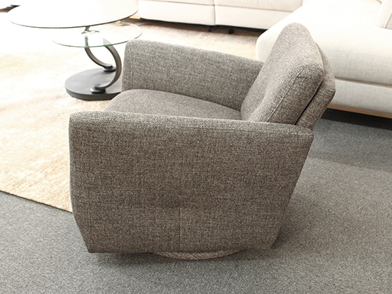 Fauteuil bas pivotant confortable tissu taupe promotion Meubles Bouchiquet Bergues