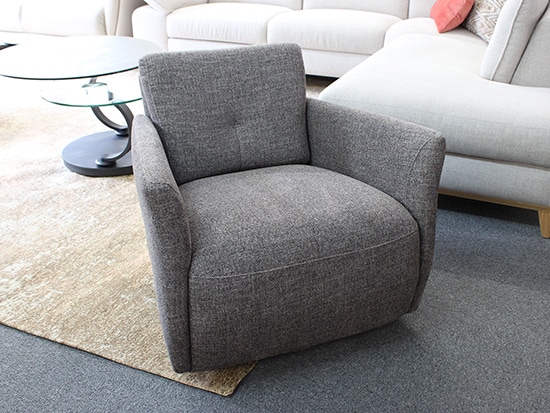 Fauteuil bas pivotant confortable tissu taupe promotion Meubles Bouchiquet