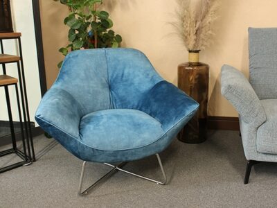 Petit fauteuil design en velours bleu promotion Meubles Bouchiquet