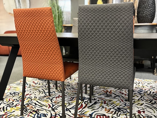 Lot de 4 chaises en tissu orange et gris - Meubles Bouchiquet à Bergues