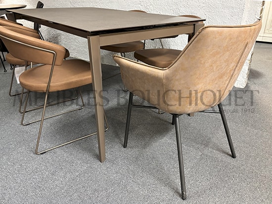 chaise-design-style-industriel-en-simili-cuir-marron-avec-accoudoirs-bouchiquet Chaise design style industriel en simili cuir marron avec accoudoirs - Vex - Meubles Bouchiquet