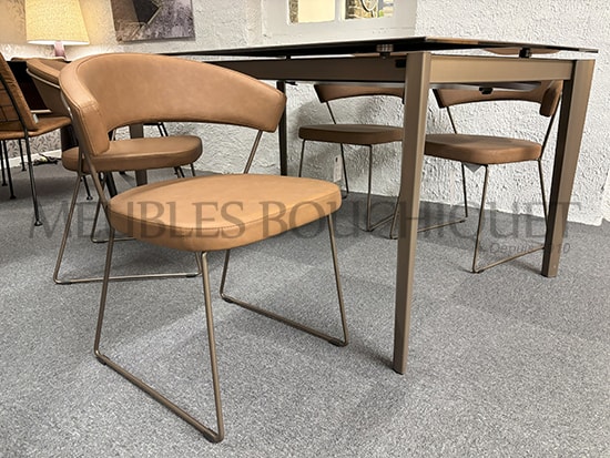 Lot de 4 chaises design cognac pietement bronze Meubles Bouchiquet Dunkerque