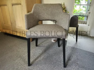 Chaise design avec accoudoirs tissu gris promotion Meubles Bouchiquet