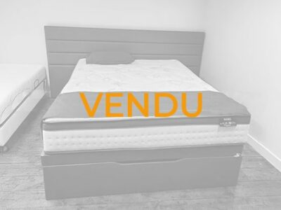 Lit coffre 160x200 simili cuir taupe avec tête de lit débordante vendu - Meubles Bouchiquet