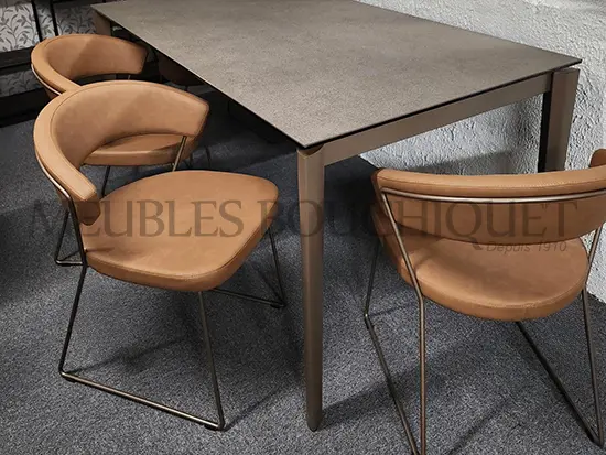 Lot de 4 chaises design cognac piétement bronze Meubles Bouchiquet Bergues Dunkerque