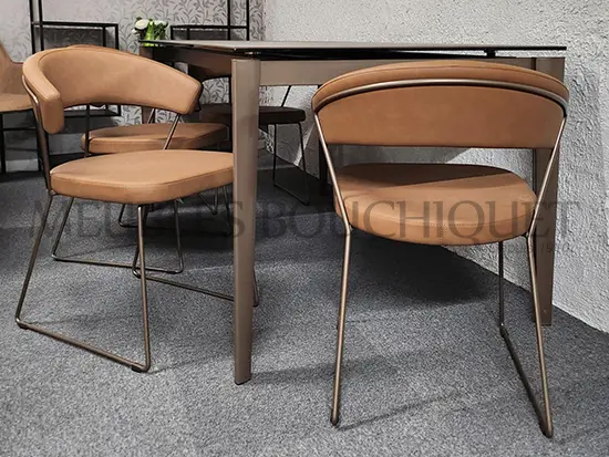 lot-de-4-chaises-design-cognac-pietementbronze Lot de 4 chaises design cognac piétement bronze Meubles Bouchiquet Bergues Nord