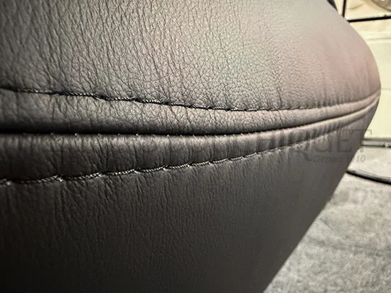 Fauteuil relax manuel cuir noir et accoudoirs bois - Promo Meubles Bouchiquet magasin