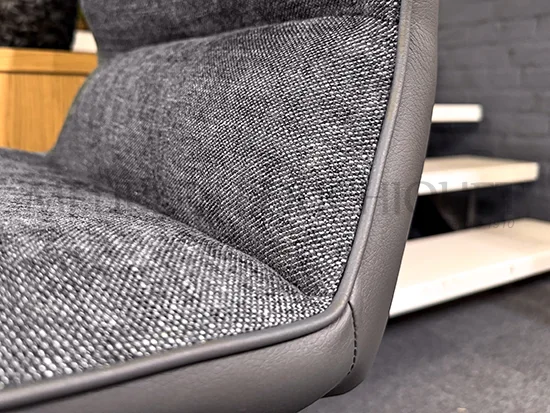 Lot de 2 chaises grises bi-matière pied métal promo Meubles Bouchiquet Nord