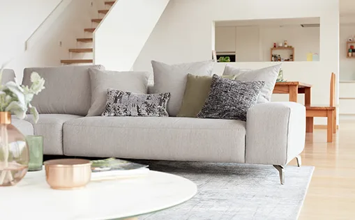 Comment nettoyer un canapé en tissu - blog Meubles Bouchiquet Bergues