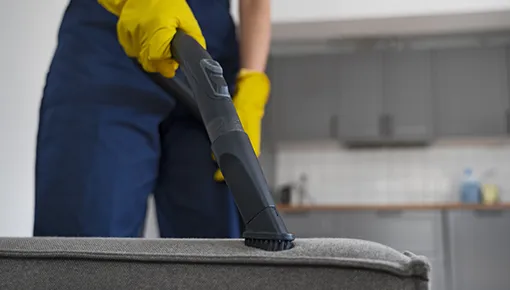 Nettoyage de routine sur un canapé en tissu - Blog meubles Bouchiquet à Bergues