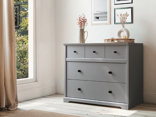 Commode 3 tiroirs larges style charme Meubles Célio - Beaumont Meubles Bouchiquet