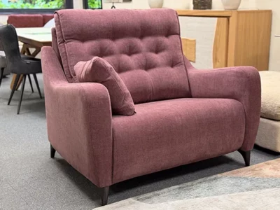 Fauteuil large dossier capitonné en tissu rose