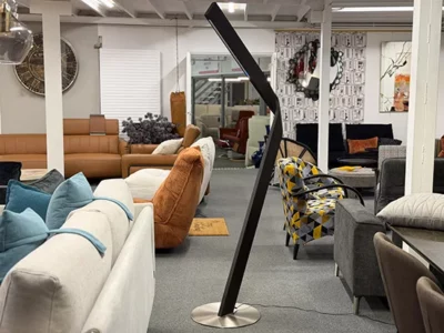 Lampadaire en bois style design avec pied rond en métal