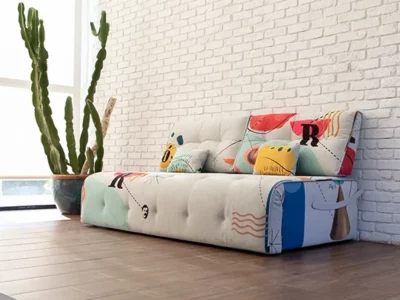Canapé relax convertible Fama Indy, vue latérale avec coussins colorés – Meubles Bouchiquet à Bergues (59)