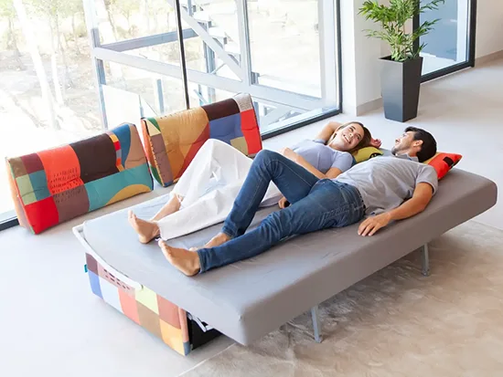 Canapé relax convertible Fama Indy avec couchage ouvert, présenté dans un salon – Meubles Bouchiquet à Bergues (59)